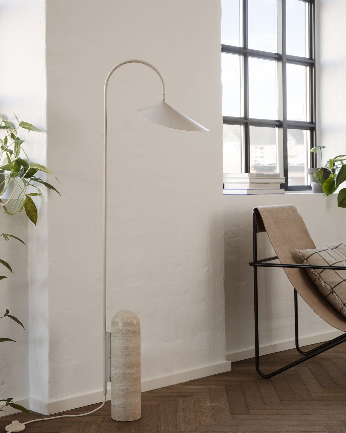 Lampa podłogowa minimalistyczna Balavek