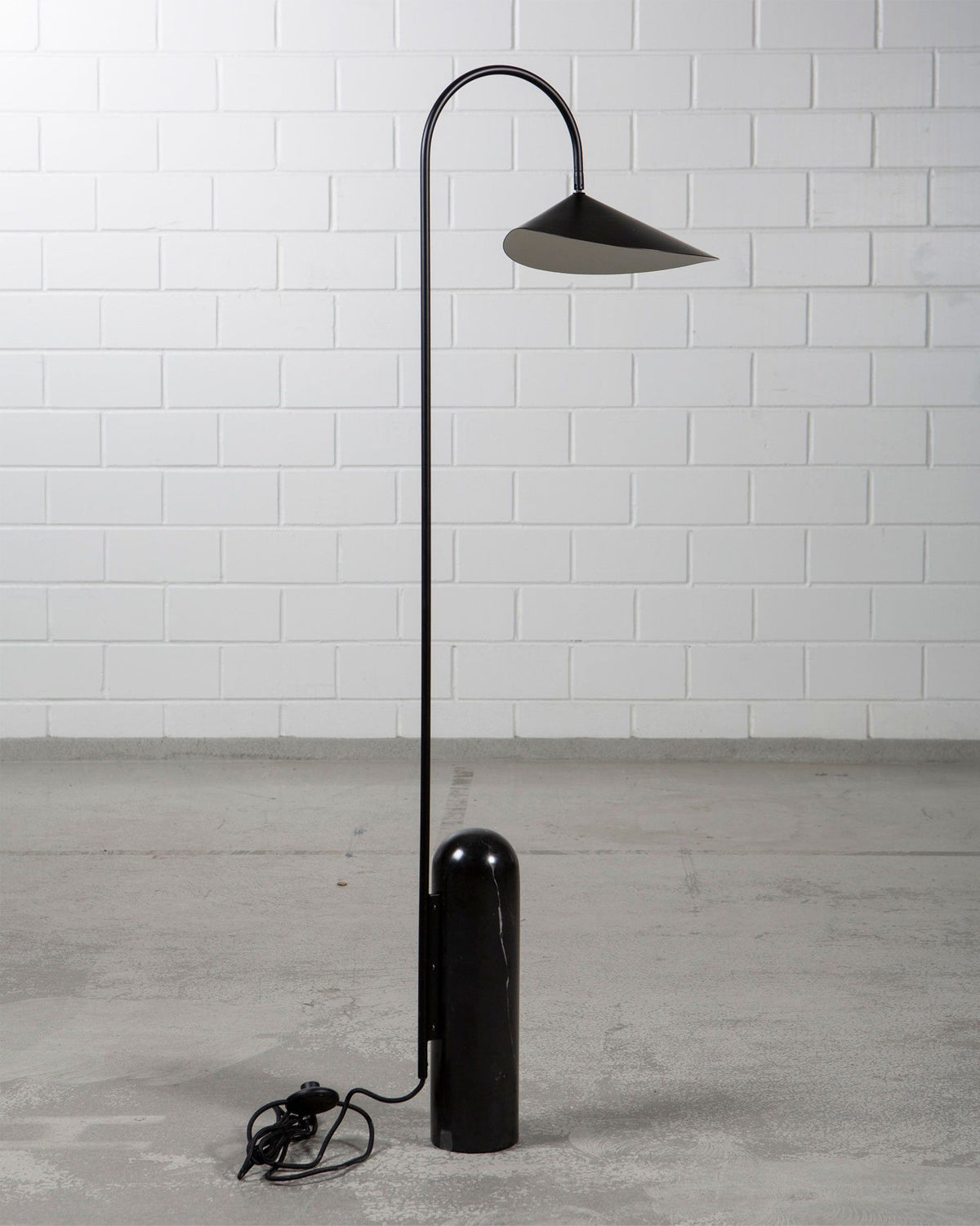 Lampa podłogowa minimalistyczna Balavek