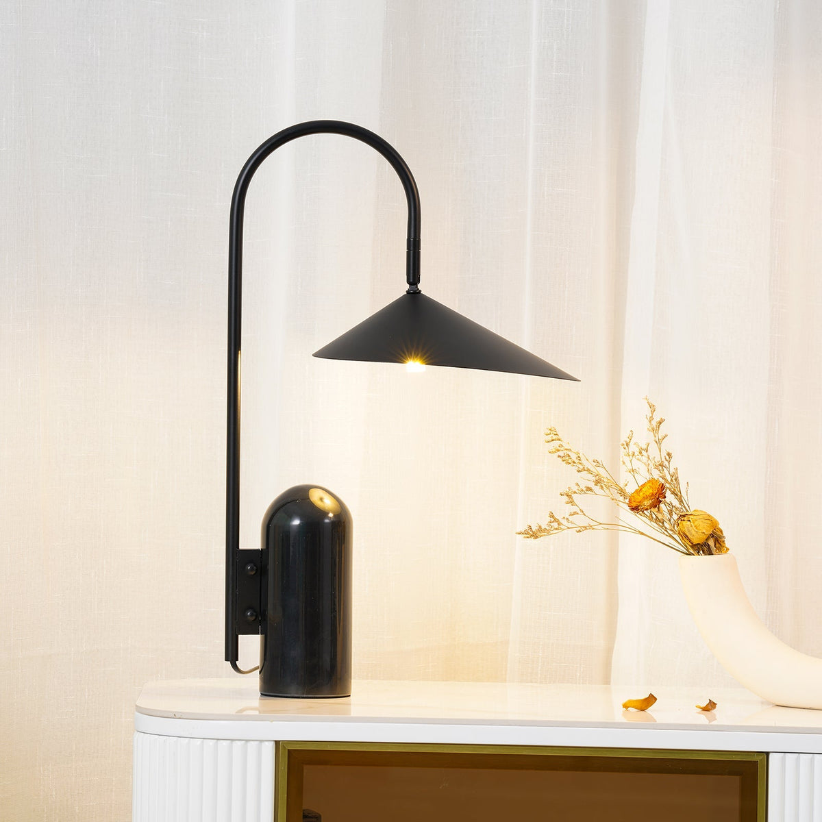 Lampa stołowa minimalistyczna Cellinrik