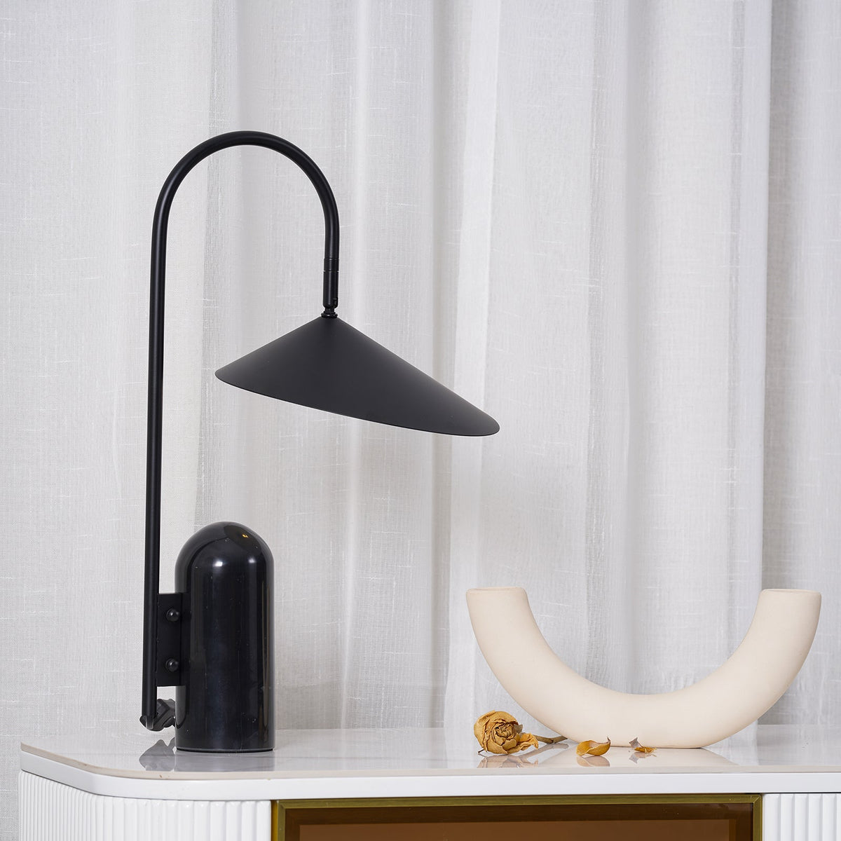 Lampa stołowa minimalistyczna Cellinrik