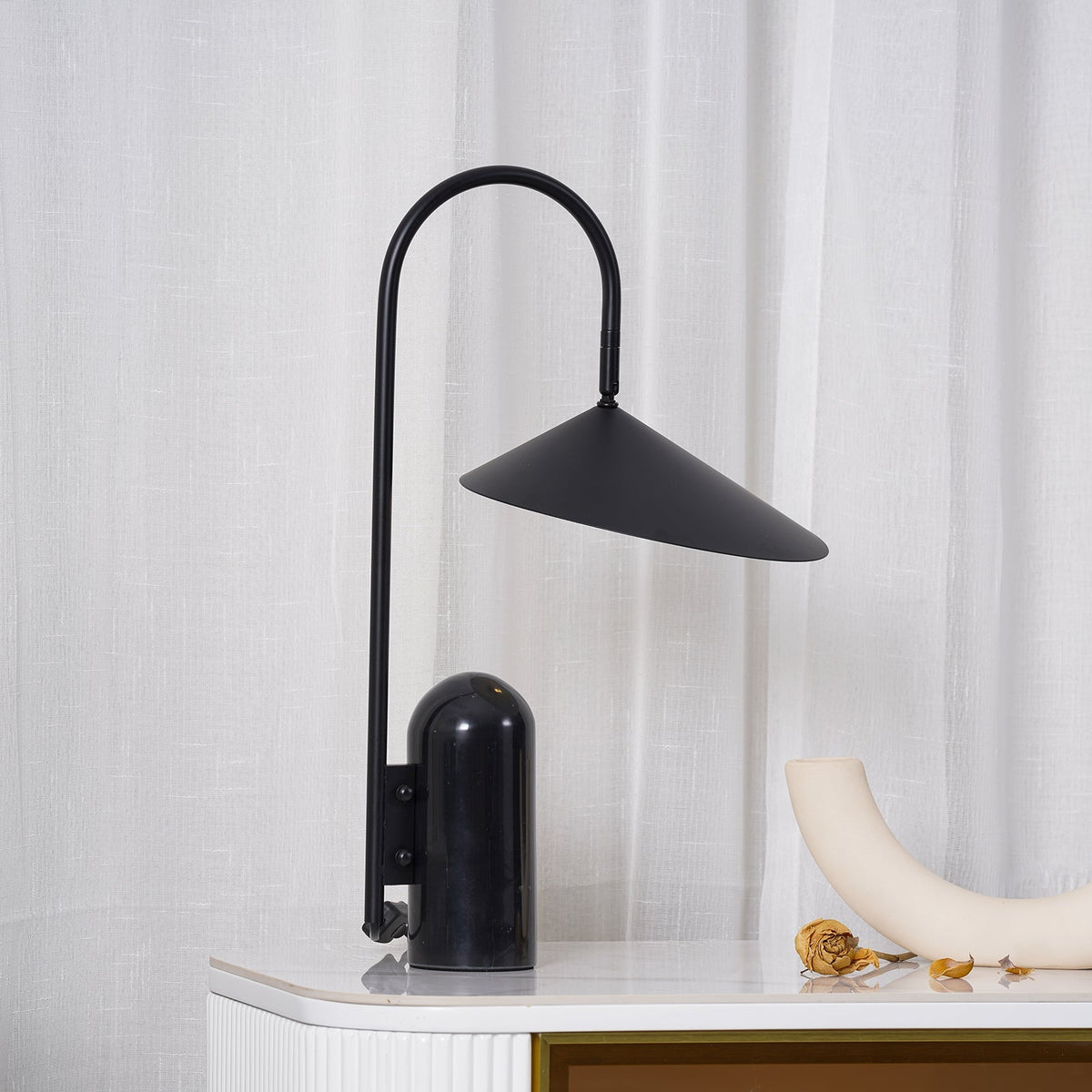 Lampa stołowa minimalistyczna Cellinrik