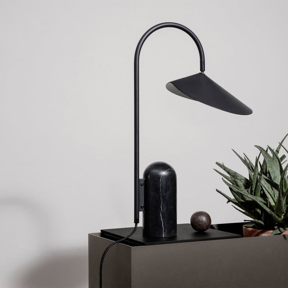 Lampa stołowa minimalistyczna Cellinrik