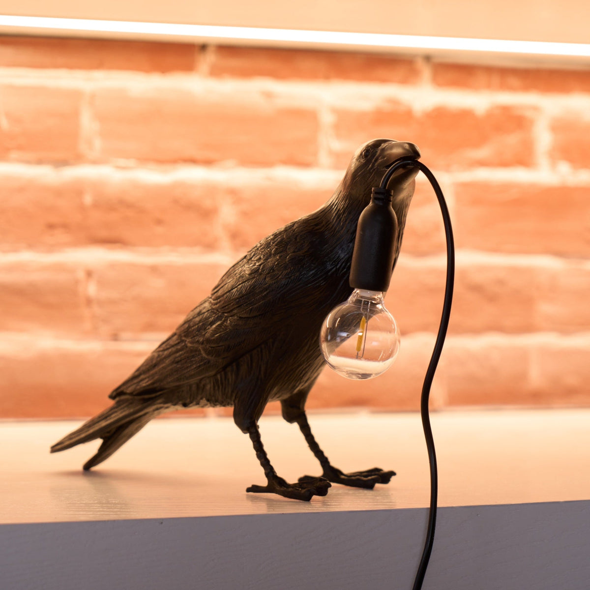 Raven Resin Table Lamp – detail 17