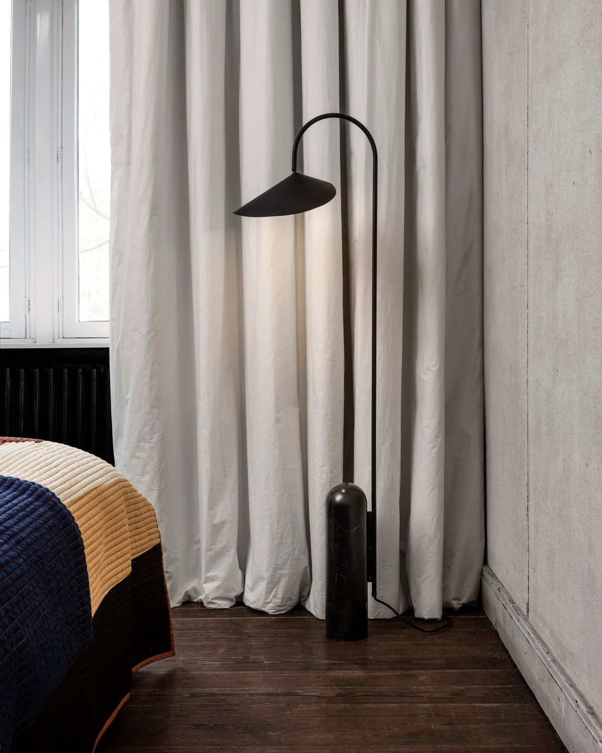 Lampa podłogowa minimalistyczna Balavek
