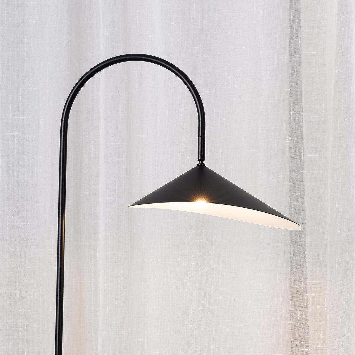 Lampa podłogowa minimalistyczna Balavek