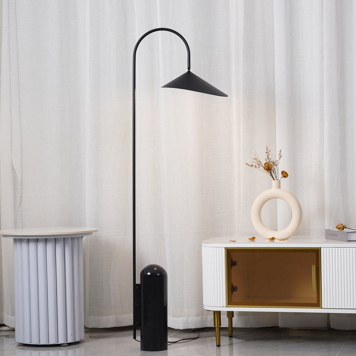 Lampa podłogowa minimalistyczna Balavek