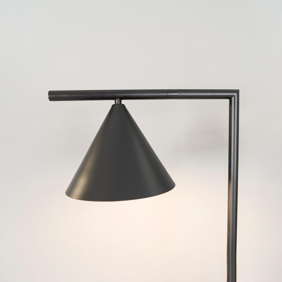 Lampa podłogowa stożkowa Mirel