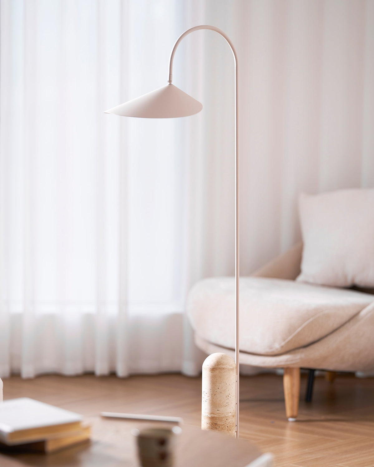 Lampa podłogowa minimalistyczna Balavek