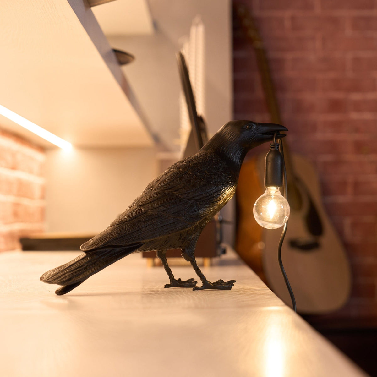 Raven Resin Table Lamp – detail 10